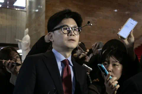 Getty Images Han Dong-hoon surrounded by reporters as leaves the party's meeting at the Natio<em></em>nal Assembly in Seoul