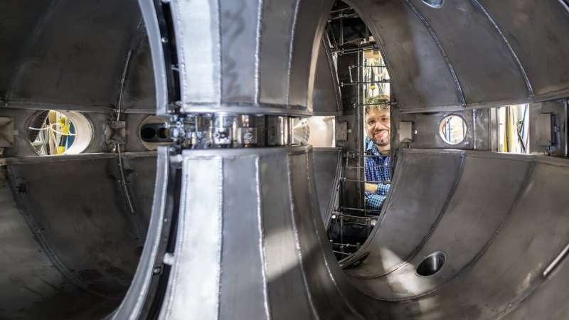 Liquid lithium on the walls of a fusion device helps the plasma within maintain a hot edge