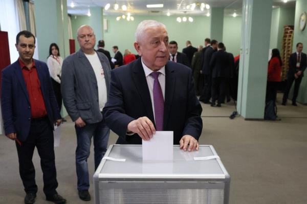 Russian Communists pit political veteran against Putin